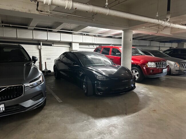 Building Photo - 1615 N Laurel Ave