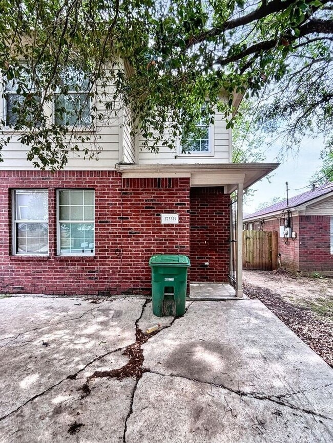 Building Photo - Comfortable 4-Bedroom Condo in Houston's O...