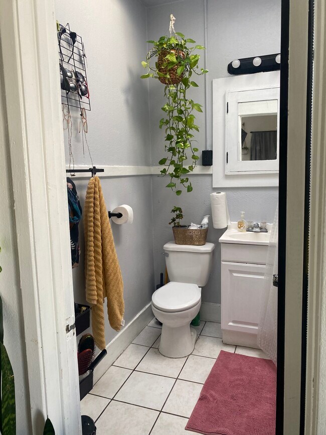 Building Photo - 939 E 4th St