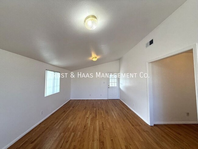 Building Photo - 4723 Blackthorne Ave