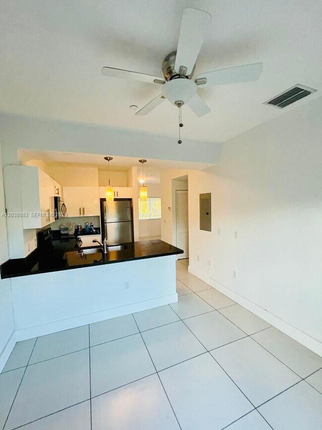 Building Photo - 106 SE 9th Ct