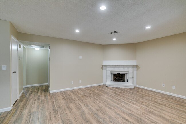 Building Photo - GORGEOUS 2 BEDROOMS CONDO*JUST COMPLETED U...