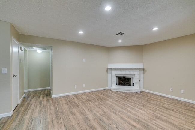 Building Photo - GORGEOUS 2 BEDROOMS CONDO*JUST COMPLETED UPGRADES*SOUTHWEST AREA*COMMUNITY AMENITIES*