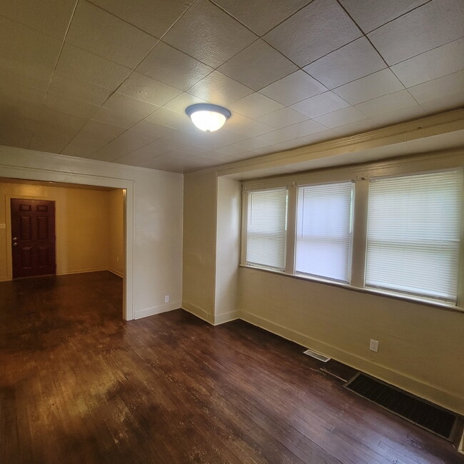Building Photo - West Side 5BR/2BA House / Must See!