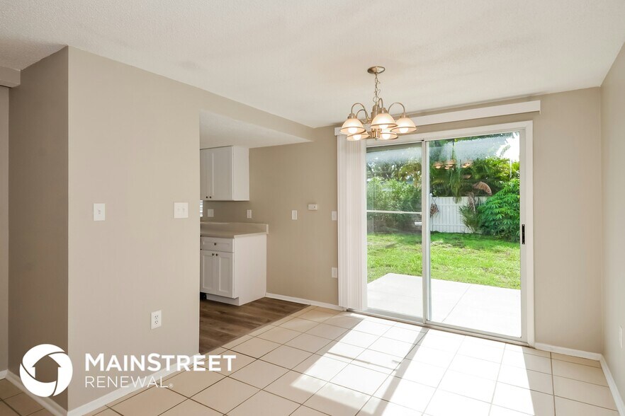 Building Photo - 2827 Marshall Dr