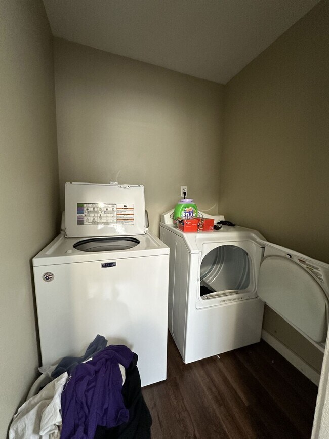 Building Photo - 3 bed 1 bath close to Water St. and UWEC! ...