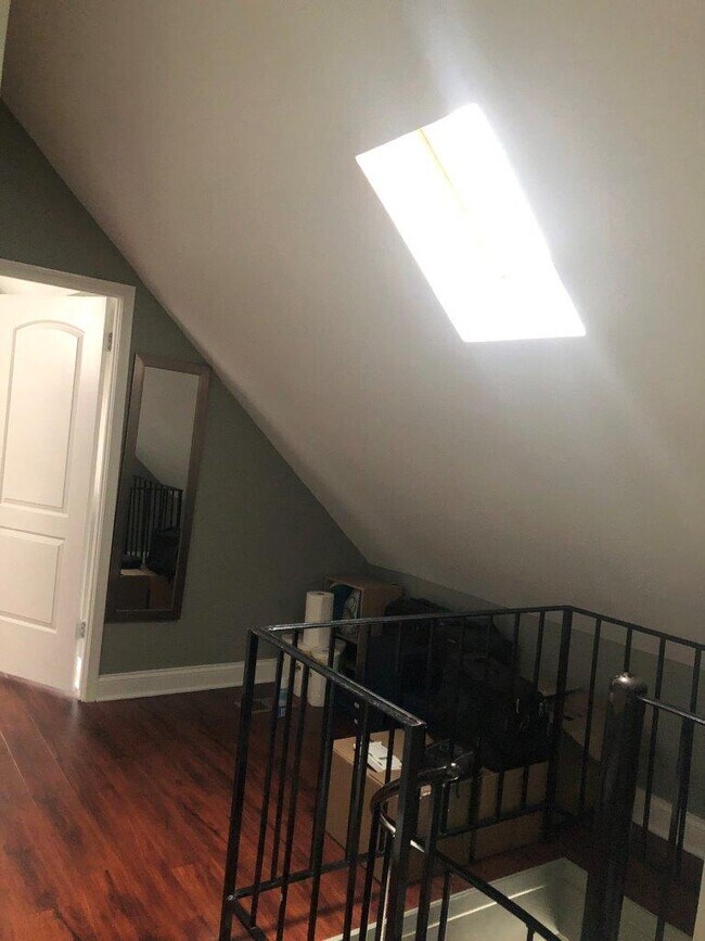 Building Photo - 2245 W Shakespeare Ave