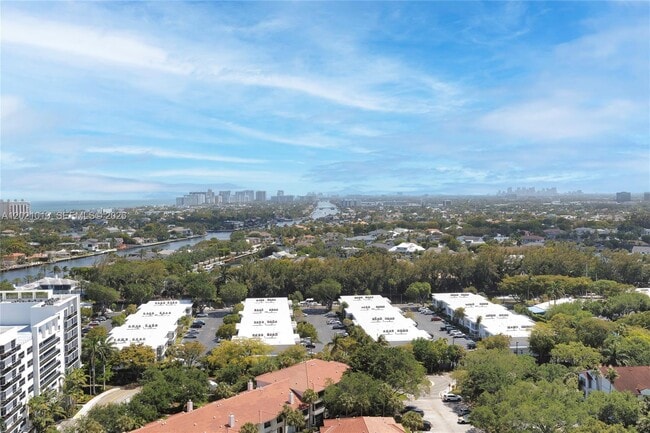 Building Photo - 3200 Port Royale Dr N