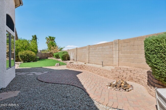 Building Photo - 2131 S Peppertree Dr