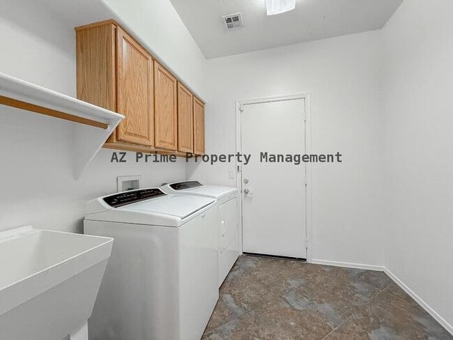 Building Photo - 890 N Bullmoose Dr