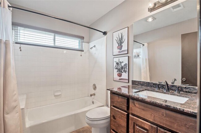 Building Photo - 901 Oakcrest Cir