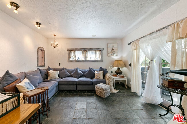 Building Photo - 2851 Seabreeze Dr