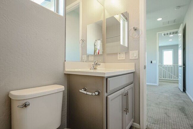 Building Photo - Beautiful 5bedrooms-2Baths Modern Style Home!