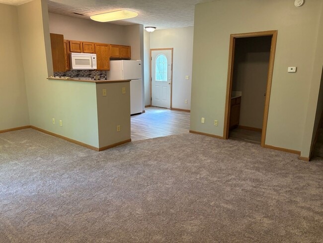 Building Photo - 3 Bedroom 3.5 Bath Townhouse