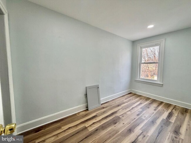 Building Photo - 726 Genesee St