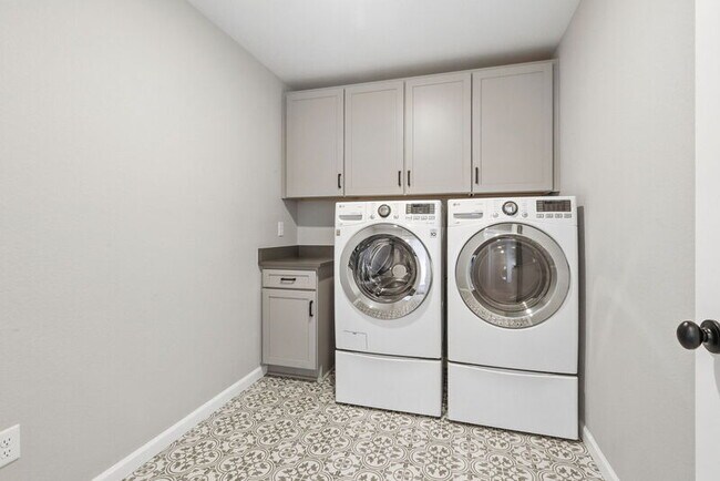 Building Photo - 9191 Rio Lado St