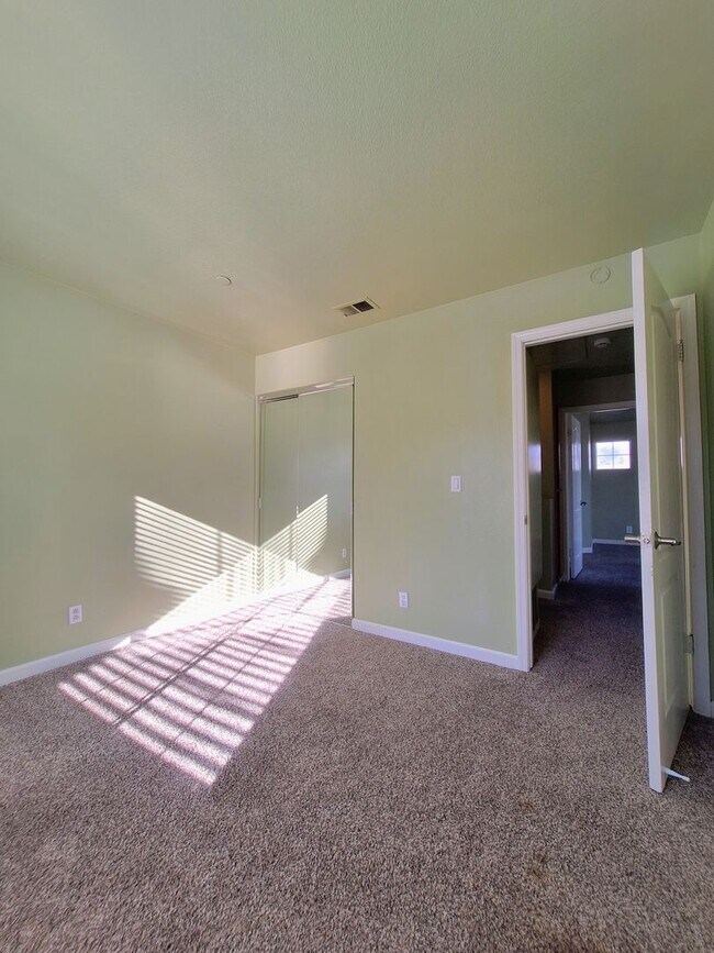 Building Photo - Beautiful 3bd Tri-level Home With Pool, Pl...