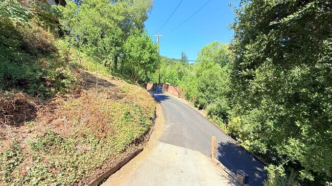 Building Photo - 18 S Trail