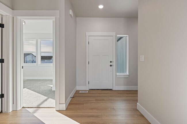 Building Photo - LEASE TAKE OVER PLEASE CALL TENANTS BRITTNEY 480-868-7733 OR Gunner Norton 480-450-0666 -FOR THIS...