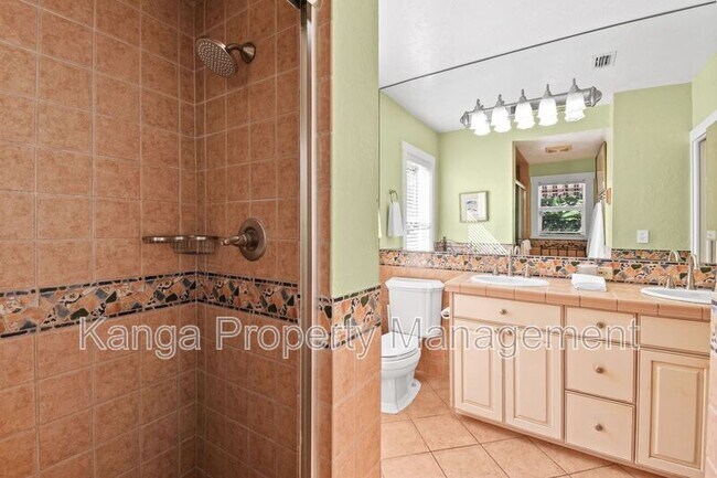 Building Photo - 194 Almeria Rd