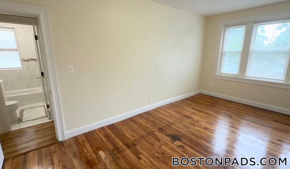 Building Photo - 244 Kelton St