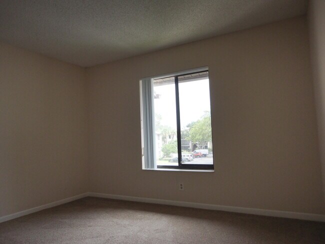 Building Photo - 207 Foxtail Dr