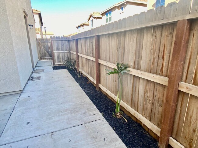 Building Photo - AVAILABLE BY 6/19/26. 4 BED, 2.5 BATHS, 1763 SQ FT STAINLESS STEEL APPLIANCES INCLUDED