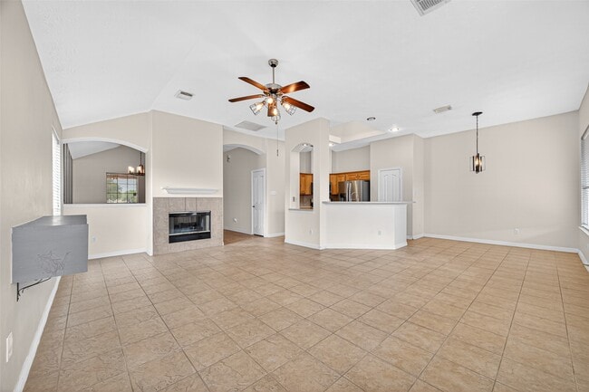 Building Photo - 23914 Glengate Dr