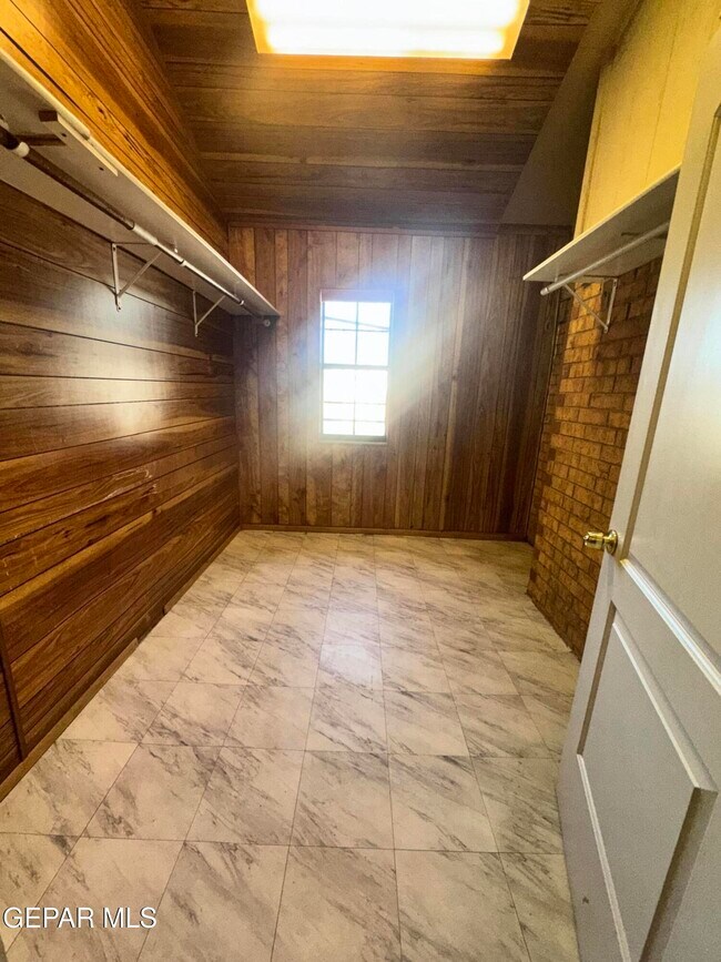 Building Photo - 386 McCune Rd