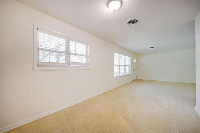 Building Photo - 922 Oak Ln