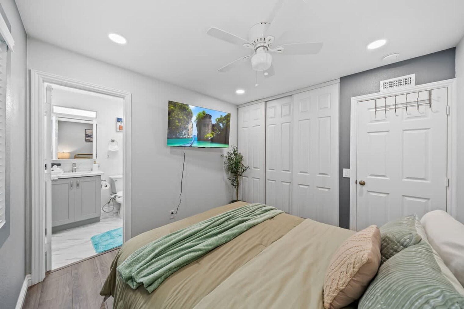 Building Photo - 10983 Parkdale Ave