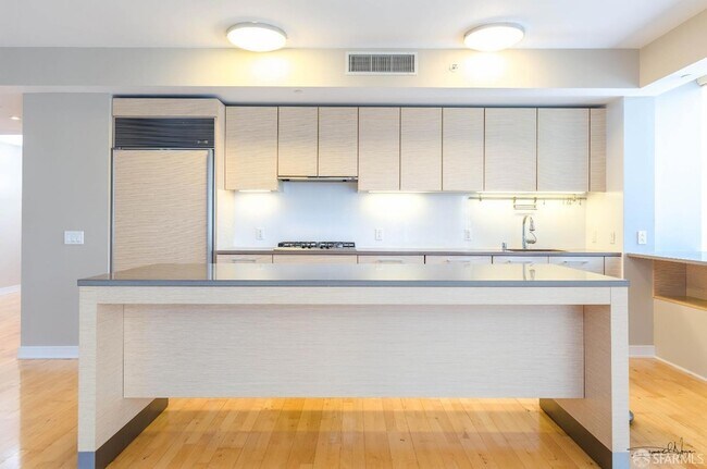 Building Photo - 301 Mission St