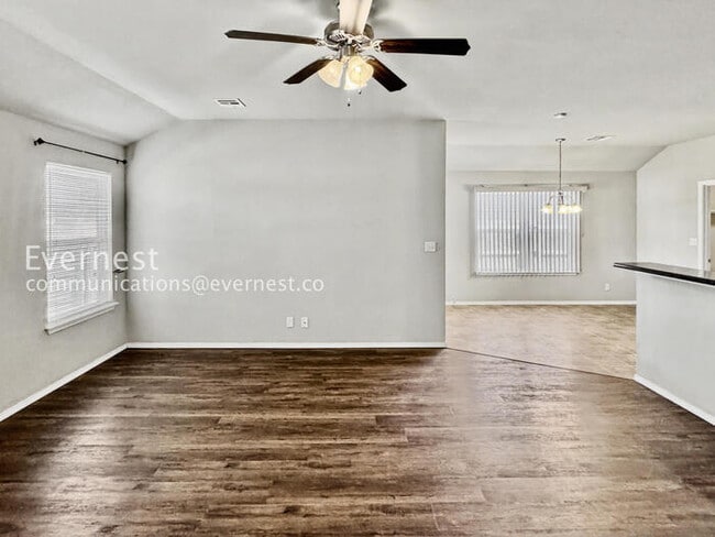 Building Photo - 3 Bed/2 Bath Home with Fenced Yard & Garage / Pet-Friendly / Available Soon!