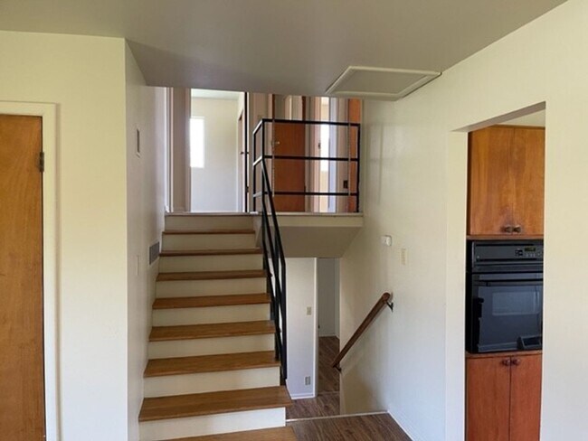 Building Photo - 507 W Kirby Ave