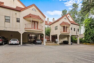 Building Photo - UT PRE-LEASE: 2 BR / 2 BA West Campus Condo - Walk to Campus - Newly Remodeled Kitchen