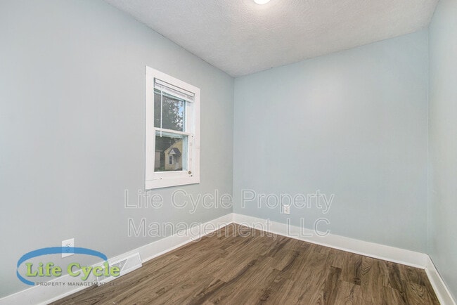 Building Photo - 1310 Beechwood St NE