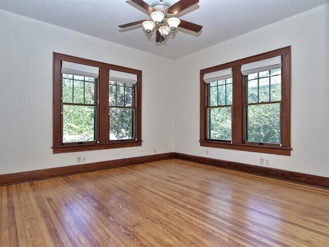 Building Photo - 403 W 37th St
