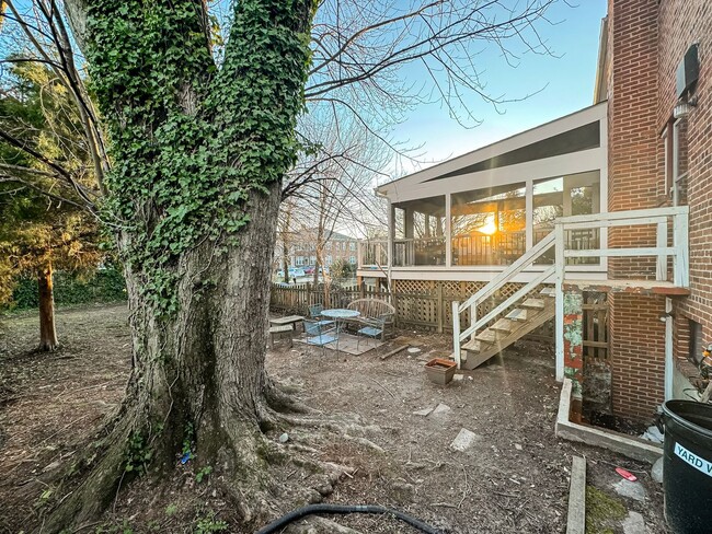 Building Photo - Beautiful 3 Bed 1 Bath End Row Brick Townhouse With Fenced In Yard In River Terrace