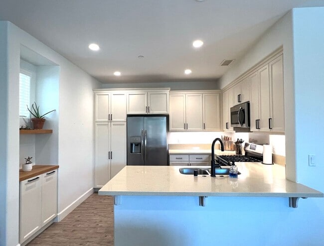 Building Photo - Upgraded Buellton End-Unit With Yard