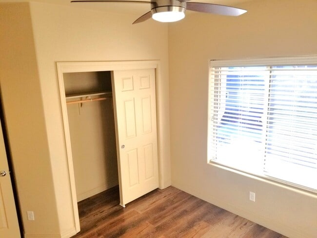 Building Photo - Beautiful, Pet Friendly, Multi-level, 2110 sqft, Luxury Townhouse w/A/C! 3 Bed, 2.5 Bath, + Loft ...