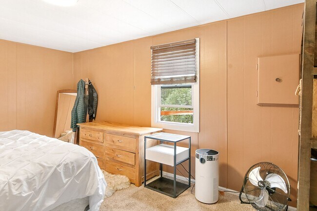 Building Photo - 3 Parking spots! Pets Negotiable, Open Floor Plan and Storage! Available now! Year lease!