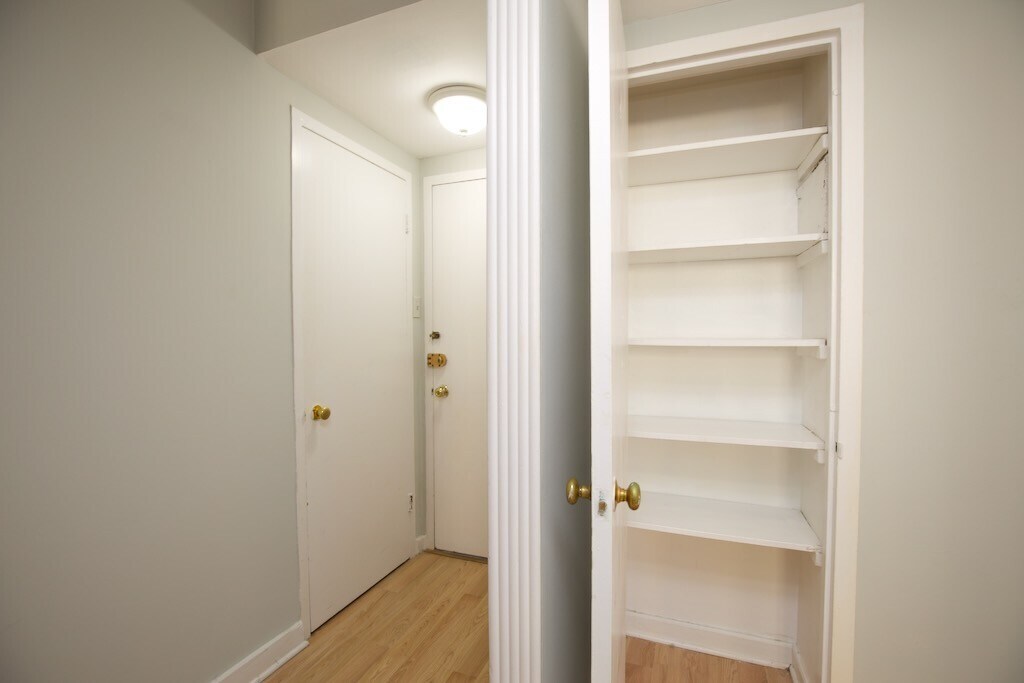 Building Photo - 428 W Wellington Ave