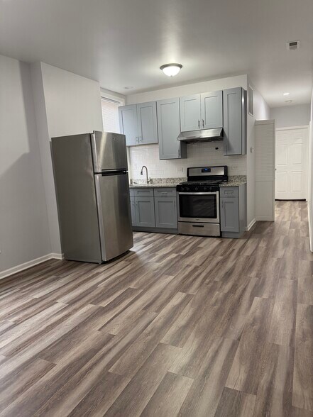 Building Photo - 240 W 24th St