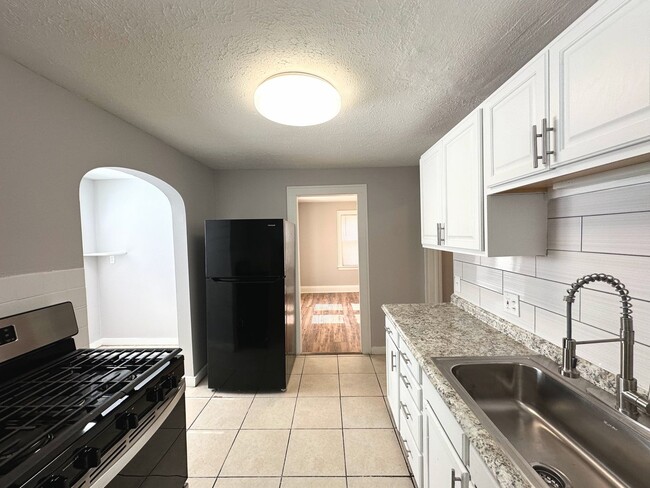 Building Photo - 3 Bed - 1 Full Bath Colonial available for...