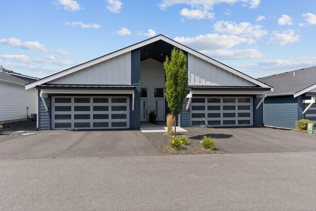 Building Photo - 604 S Crescent Ln