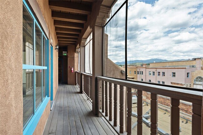 Building Photo - Inviting Studio in the Heart of Downtown S...