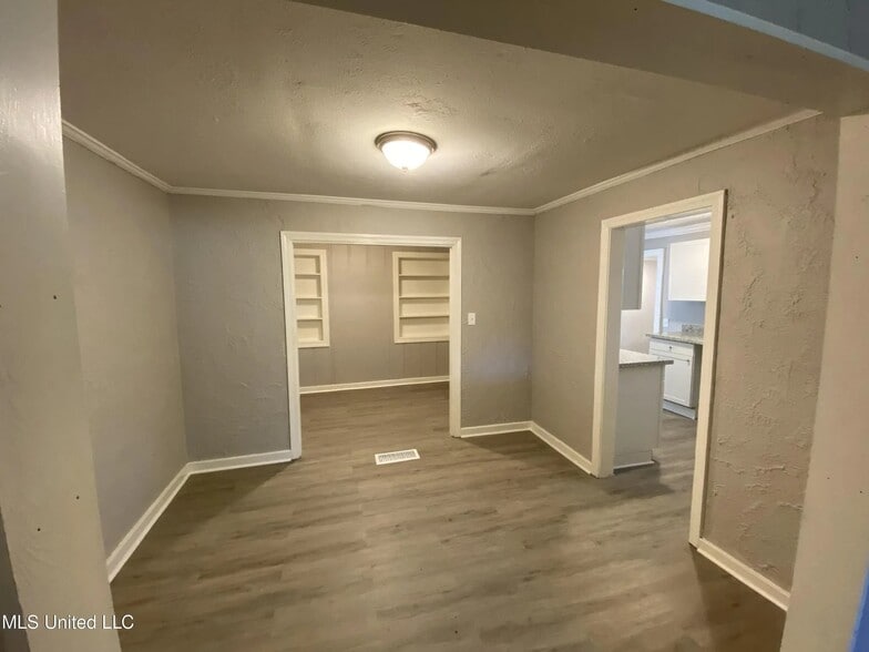 Building Photo - 773 Cedarhurst Rd