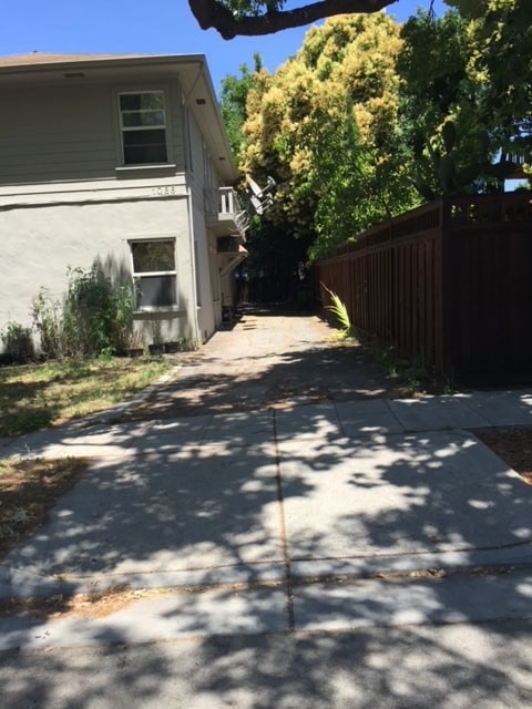 entrance drive way - 1066 Sherwood Ave