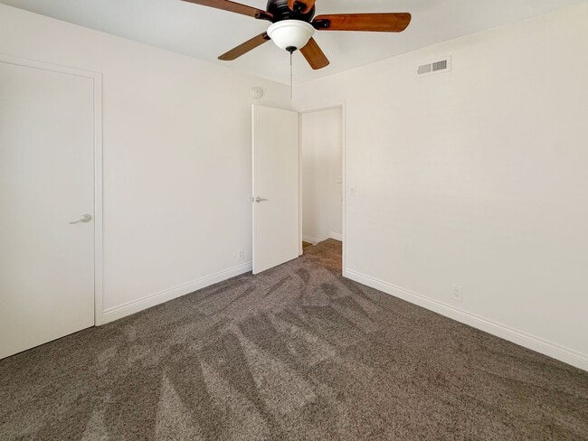 Building Photo - Spacious 3BR/2BA with Private Yard in Para...