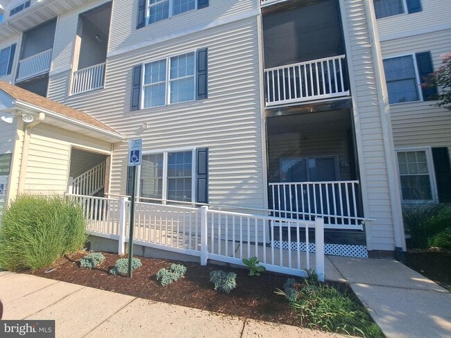 Building Photo - 4100 Sandpiper Dr